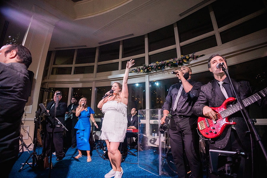 The bride Singing with the band as guests applaud