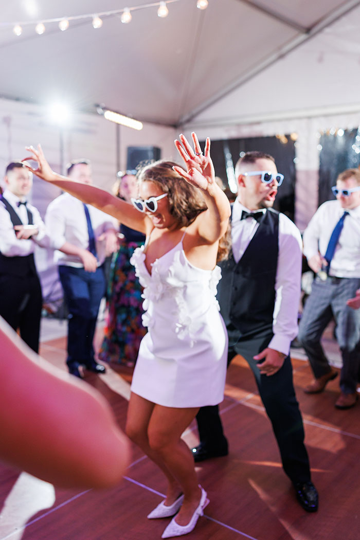 couple's dancing at the garden at elms